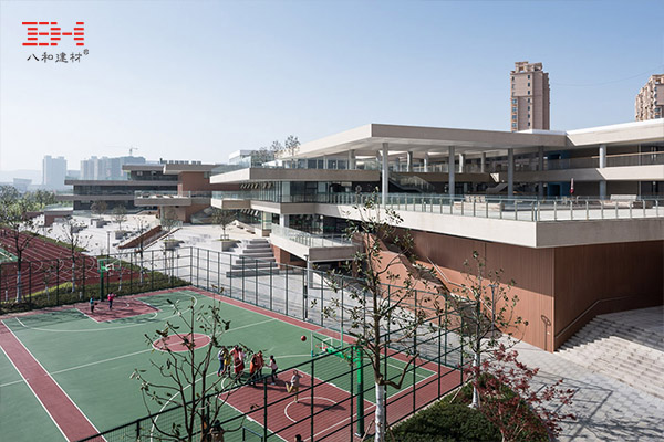 案例欣賞：鋁天花吊頂、鋁型材方通裝飾小學(xué)大樓內(nèi)外部天花