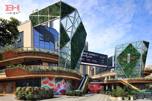 成都建發(fā)鷺洲里，木紋鋁方管打造的圍欄欄柵及走廊天花吊頂