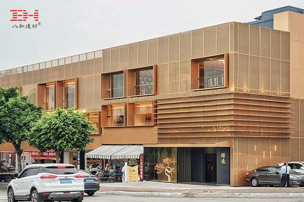 銅色穿孔鋁板外墻，極具金屬感的廣州得意日式鐵板料理餐廳