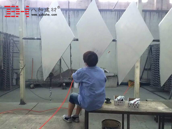 【日出貨量】面對訂單數(shù)增多時 產(chǎn)量是實(shí)力鋁單板廠家的保證