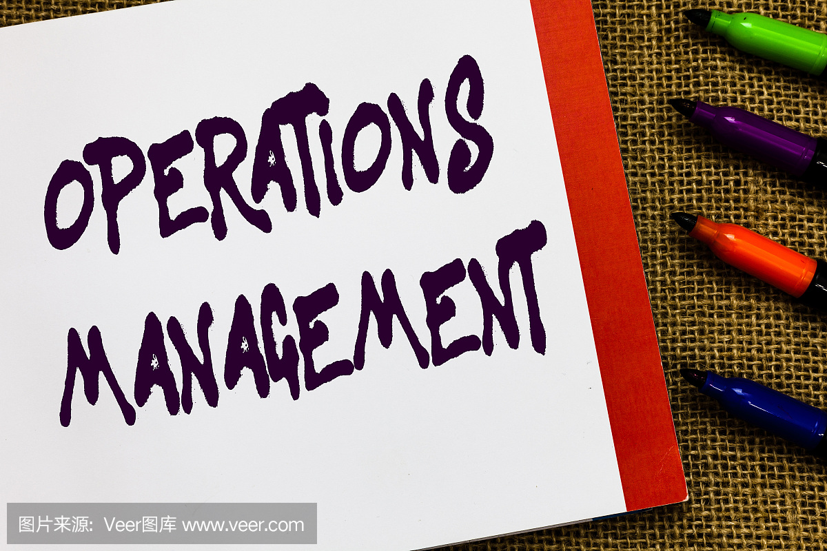 手寫文字操作管理。概念意義確保輸入輸出生產(chǎn)和供應(yīng)打開筆記本頁(yè)黃麻背景彩色標(biāo)記表達(dá)想法。